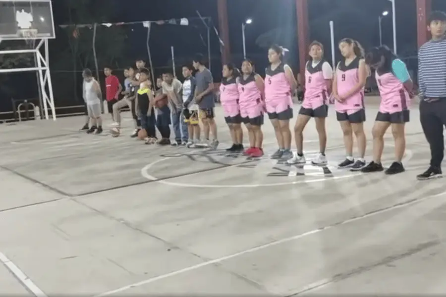 Entrega de lámparas para la cancha de básquetbol