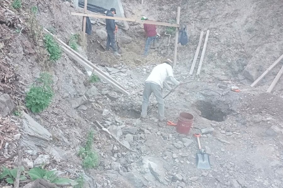 Obra mediante tequio en arroyo pluvial del barrio de San Juan