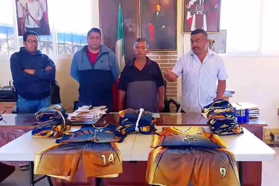 Entrega de uniformes para la Copa Benito Juárez