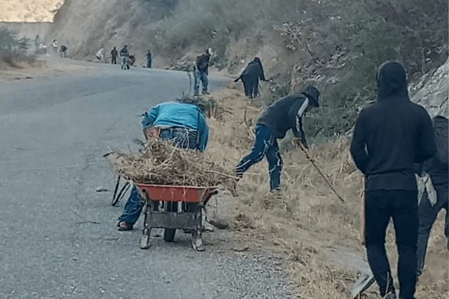 Limpieza de cunetas para mejorar tramo carretero